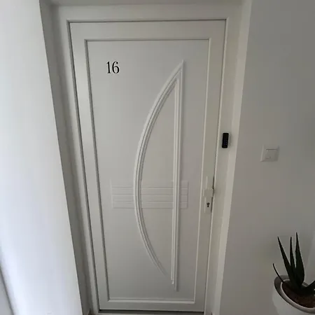 Apartment Almádi *